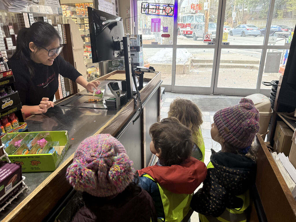 elementary class visiting a grocery store